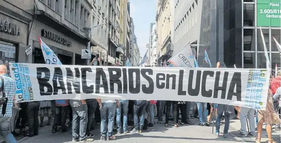  ??  ?? Marcha. El gremio de los bancarios en una de las marchas en reclamo por aumentos de sueldo. Aun no cerraron la paritaria de este año.