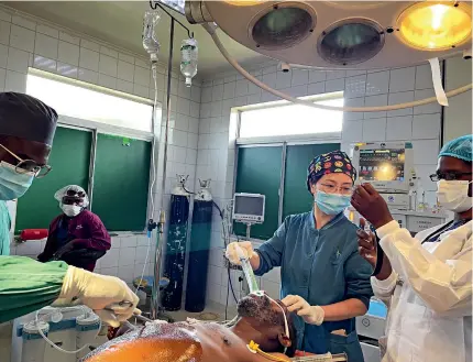  ?? (COURTESY) ?? Chinese doctor
Tan Jing shares intubation techniques with Malawi medical personnel at the Kamuza Central Hospital in Lilongwe