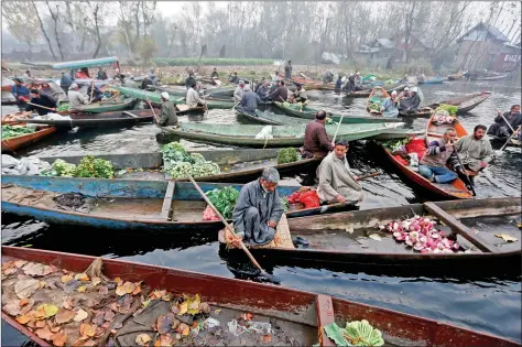  ?? REUTERS ?? Vegetable vendors are pictured at a floating market on the Dal Lake in Srinagar on Thursday.