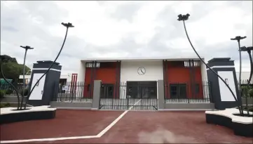  ??  ?? Le personnel de l’institut Fénelon dispose désormais de tarifs préférenti­els pour stationner au parking multimodal de la gare. (Photos Sébastien Botella et Cl. C.)