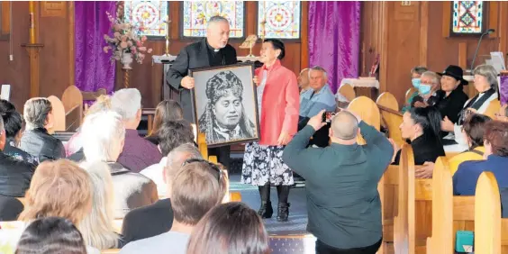  ?? Photo / Kate Durie ?? Reverend Robert McKay and Audrey Keung (nee’ McKay) holding a portrait of Irihā peti Te Paea.