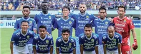  ?? RIANA/RADAR BANDUNG ?? RAMAI: Para pemain Persib mengenakan jersey musim ini. Sponsor yang terpampang tetap banyak.