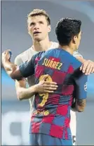 ?? FOTO: P. MORATA ?? Müller
Saluda a Suárez al final