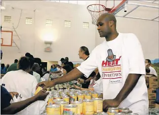  ??  ?? Cambio. Walker colaboraba en los eventos de ayuda social cuando jugaba en Miami. Después estuvo del otro lado de la mesa.