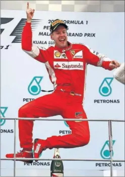  ??  ?? Vettel, en el podio de Malasia 2015, su primer triunfo con Ferrari.