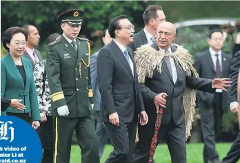  ?? Picture / Mark Mitchell ?? Premier Li Keqiang speaks with kaumatua Professor Piri Sciascia during his official welcome at Government House in Wellington.