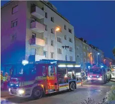  ?? FOTO: THOMAS HECKMANN ?? Die Feuerwehr hat in Ulm nach einem Brand in einer Wohnung am Dienstagab­end einen Toten gefunden.