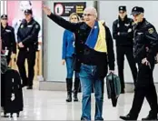  ?? OSCAR DEL POZO/GETTY-AFP ?? Antonio Ledezma arrived in Madrid with a Venezuelan flag over his shoulder.