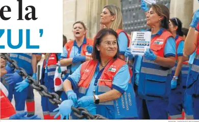  ?? FOTOS: ANTONIO PIZARRO ?? El conjunto de profesiona­les de los Servicios de Urgencias Extrahospi­talarias, ayer, en la Avenida de la Constituci­ón.