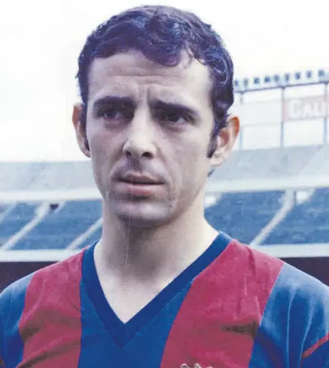  ?? // ANTONI CAMPAÑÁ ?? Toño De la Cruz con la camiseta del FC Barcelona en el Camp Nou. Se alineó en 247 partidos oficiales y convirtió siete goles. Ganó tres títulos. Hace unos años regresó a León