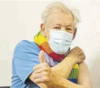  ?? INSTAGRAM ?? Ian Mckellen, durante su vacunación.