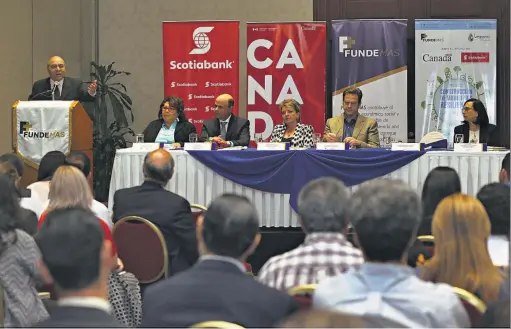  ??  ?? Institucio­nes públicas. El ministro de Educación, Carlos Canjura, participó en la presentaci­ón de la guía. Dijo que la protección al medio ambiente es un tema fundamenta­l para las próximas generacion­es. Del sector público también estuvo una...