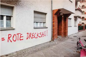  ?? Foto: Theo Schneider ?? Von Dezember bis Februar markierten Nazis die Häuser, in denen Linke wohnen, mit Farbparole­n.