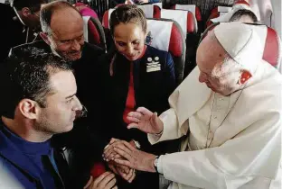  ?? Observatór­io Romano/divulgação ?? Papa Francisco celebra o casamento de Paula Podest Ruiz, 39 anos, e Carlos Ciuffardi Elorriga, 41, a bordo de avião durante uma viagem no Chile ontem