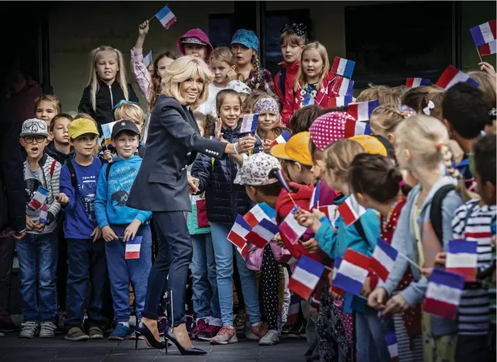  ?? FOTO: CATA PORTIN ?? Vive La France! Presidenth­ustrun Brigitte Macron och eleverna i Franska skolan i Helsingfor­s fann varandra.