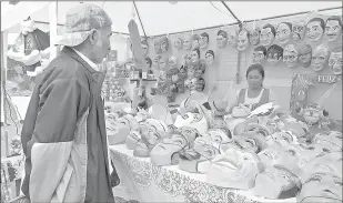  ?? FCS ?? Ana Vázquez tiene un puesto de venta de caretas en la Plaza Cívica, en el sector de la 9 de Octubre. /