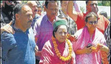  ?? DEEPAK SANSTA/HT ?? Congress workers welcome Pratibha Singh in Shimla on Wednesday.