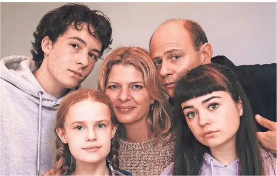  ?? FOTO: TV NOW ?? Familie Schulze (v.l.): Mats (Maximilian Ehrenreich), Mirella (Tilda Jenkins), Pia (Jördis Triebel), Mike (Moritz Führmann) und Maya (Ella Lee).