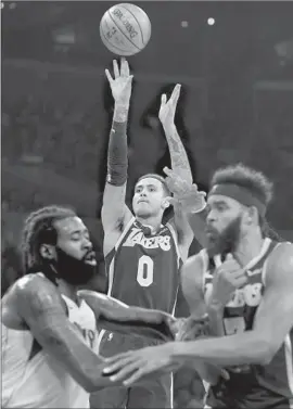  ?? Luis Sinco Los Angeles Times ?? FORWARD Kyle Kuzma, who scored 18 points on seven-for-11 shooting, rises up to take a jumper as Dallas’ DeAndre Jordan, left, battles JaVale McGee down low.