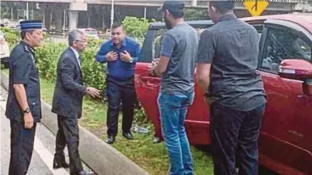  ?? [FOTO INSTAGRAM ISTANA NEGARA] ?? Al-sultan Abdullah keluar dari kenderaan rasmi untuk memberi bantuan kepada mangsa kemalangan di Putrajaya, semalam.