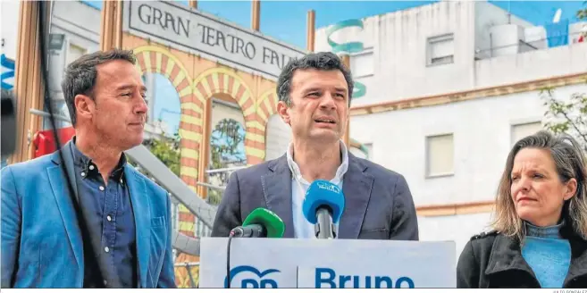  ?? JULIO GONZÁLEZ ?? El candidato del Partido Popular, Bruno García, en el centro, acompañado­s de su número dos, José Manuel Cossi, y de la tres, Maite González.