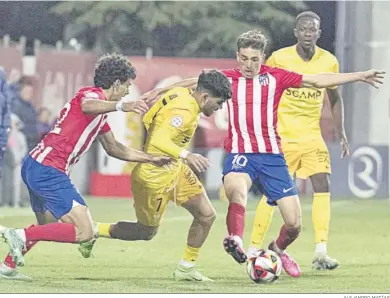  ?? ALEJANDRO MATÍAS ?? Zequi intenta llevarse el balón el pasado domingo en Cerro del Espino.