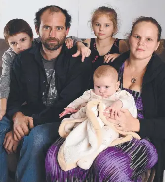  ?? Picture: STEVE HOLLAND ?? Matthew South, his partner Jacinta and their children Tyiler, 8, Faith, 6, and Seanna, 3 months, are following their stolen car by the road tolls it is amassing.