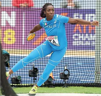  ??  ?? Atleta
Qui sopra Daisy Osakue, 22 anni, in pedana durante i Campionati Europei a squadre di Lille il 22 giugno 2017. Osakue è discobola e pesista, primatista italiana under 23 del lancio del disco. A destra la giovane italiana, di orgini nigeriane,...