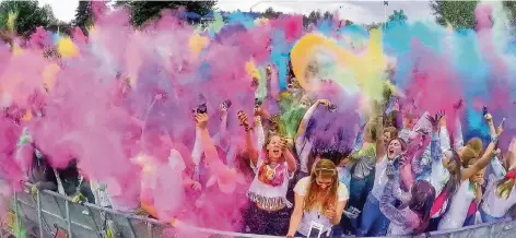  ?? FOTO: UWE MISERIUS ?? Schillernd wie der Regenbogen: Tausende Fans feierten im Neulandpar­k das Musik- und Farbspekta­kel „Holi Festival of Colours“.