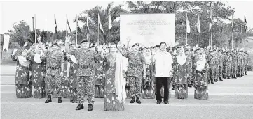  ??  ?? Mundaw and wife Datin Jacqueline Paris (front row) in a photo call with Border Regiment officers and personnel. Behind them are Fadzil (left) and Khiu (right).