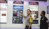  ?? JUMA’I/JAWA POS RADAR JEMBER ?? RUANG PATROLI SIBER: Kapolres Jember AKBP Kusworo Wibowo menunjukka­n ruang pemantauan media sosial.