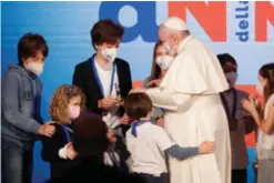  ?? FOTO: ANDREW MEDICHINI / AP / NTB ?? Pave Frans med italienske barn på en konferanse fredag om Italias demografis­ke krise.