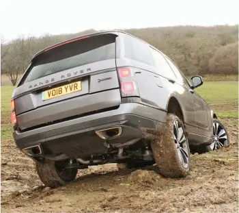  ??  ?? Même jeté dans la boue, le Range Rover garde toute sa superbe grâce à ses excellente­s aptitudes en tout-terrain.
