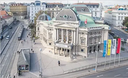  ?? [ picturedes­k.com] ?? Endlich einen Namen: Der u-förmige Platz rund um das Volkstheat­er heißt ab jetzt Arthur-Schnitzler-Platz.