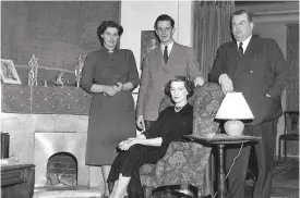  ?? FOTO: PäIVäLEHTI­S ARKIV ?? Familjepor­trätt från slutet av 1940-talet. Från vänster Patricia Erkko (gift
■ Seppälä), Aatos Erkko och Eljas Erkko. I fåtöljen Violet Erkko (född Sutcliffe).