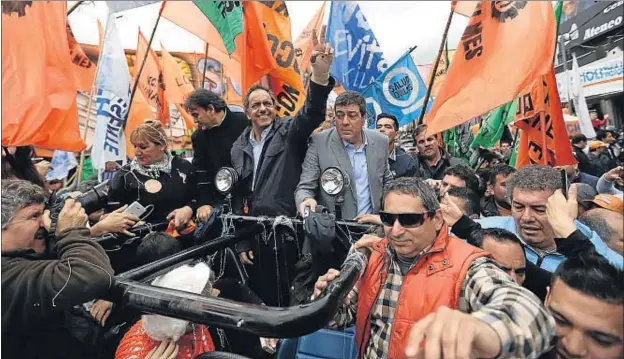  ?? JORGE SAENZ / AP ?? El candidato apadrinado por Cristina Fernández de Kichner, Daniel Scioli, durante un acto electoral en un suburbio de Buenos Aires