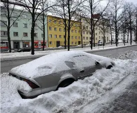  ?? FOTO: DAN ANDERSSON/HBL-ARKIV ?? Det gäller att flytta bilen innan gatan plogas, i synnerhet om temporärt parkerings­förbud gäller på grund av plogning.