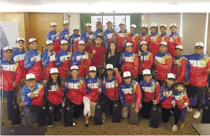  ?? CONTRIBUTE­D FOTO ?? READY FOR THE WORLD. Members of the Philippine Accessible Disability Services Inc. Dragonboat team hold their sendoff ceremony at Quest Hotel for the World Championsh­ips in Thailand.