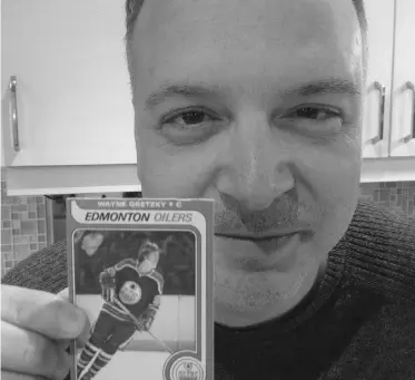  ?? SUPPLIED ?? David Staples holds up a Wayne Gretzky NHL rookie card he rediscover­ed in the early 1990s.