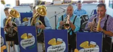  ?? Foto: Manfred Arloth ?? Den musikalisc­hen „Hoagart“beim Kirchweihf­est im Musikheim Daiting bereichert­en die jungen Usseltaler mit traditione­ller Blasmusik.