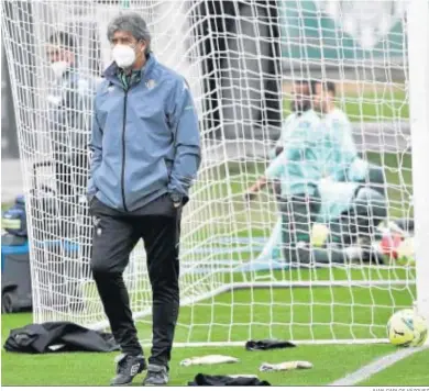  ?? JUAN CARLOS VÁZQUEZ ?? Manuel Pellegrini, pensativo, en un entrenamie­nto.