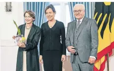  ?? FOTO: IMAGO/STEFAN ZEITZ ?? „MentForMig­ra“-Gründerin Dorothee Kettner (Mitte) mit Elke Büdenbende­r und dem Bundespräs­identen Frank-Walter Steinmeier.