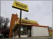  ?? MATTHEW JONAS — STAFF PHOTOGRAPH­ER ?? Winchell’s Donut House at Main Street and Fifth Avenue will remain closed until at least March.