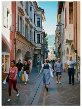  ??  ?? In queste pagine, scorci e botteghe nel centro di Merano. Qui accanto, le piscine interne delle famose Terme; più a sinistra, il Kurhaus, in stile Liberty, affacciato sul Passirio.