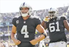  ?? Scott Strazzante / The Chronicle ?? Raiders quarterbac­k Derek Carr (4) exults after throwing a 26-yard touchdown pass to Michael Crabtree against the Jets.