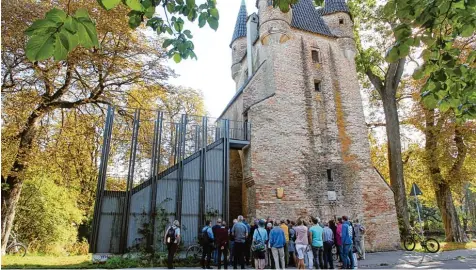  ?? Foto: Annette Zoepf ?? Viele Menschen wollten am Sonntag das Innere des Fünffinger­lesturms besichtige­n. Dank der neuen Treppe konnten sie das. Das Interesse war so groß, das mehr Führungen als geplant angeboten wurden.