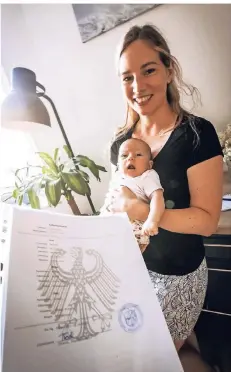  ?? RP-FOTO: ANDREAS ENDERMANN ?? Mutter Julia Kokesh wartete mehrere Wochen auf die Geburtsurk­unde für ihre im Mai geborene Tochter Mila.