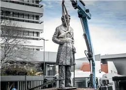  ?? CHRISTEL YARDLEY/ STUFF ?? People gathered to watch the statue of Captain Hamilton being removed in Hamilton city’s Civic Square.