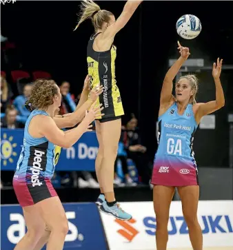  ?? ROBYN EDIE/STUFF ?? Pulse’s Katrina Grant leaps high in a bid to stop a goal attempt by Steel goal attack Te Paea Selby-Rickit during last night’s ANZ Premiershi­p match in Invercargi­ll.