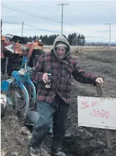  ??  ?? Roger Richard, du haut de ses 78 ans et sur sa terre à Rivière-Ouelle, n’avait jamais labouré un 26 décembre. C’est maintenant fait.